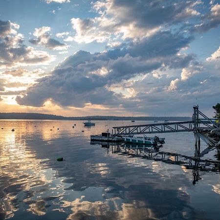 Smugglers Cove Inn Dayville Bagian luar foto