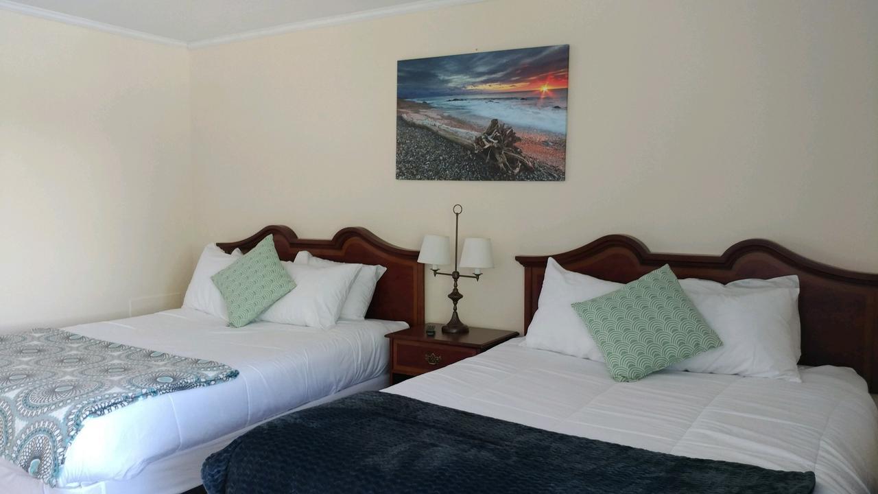 Smugglers Cove Inn Dayville Bagian luar foto