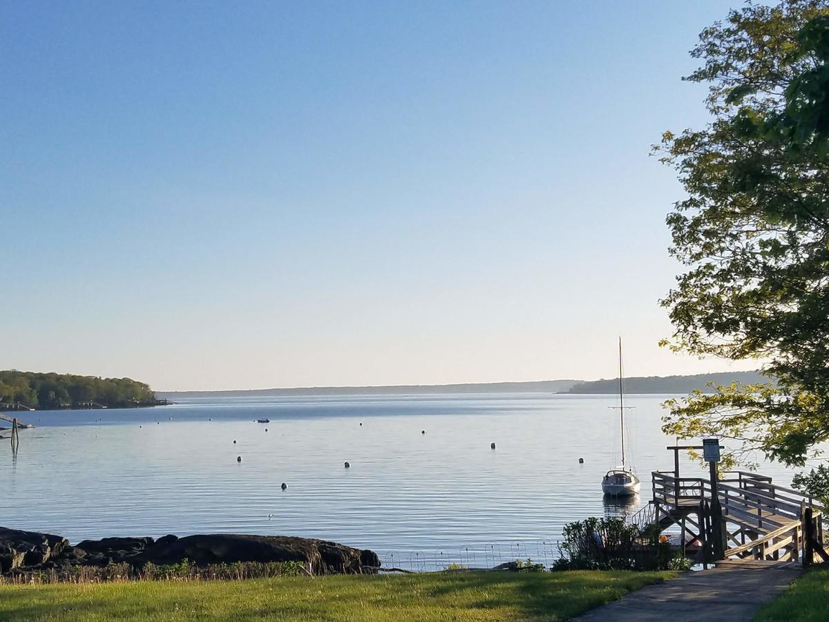 Smugglers Cove Inn Dayville Bagian luar foto