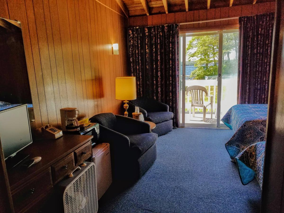 Smugglers Cove Inn Dayville Bagian luar foto