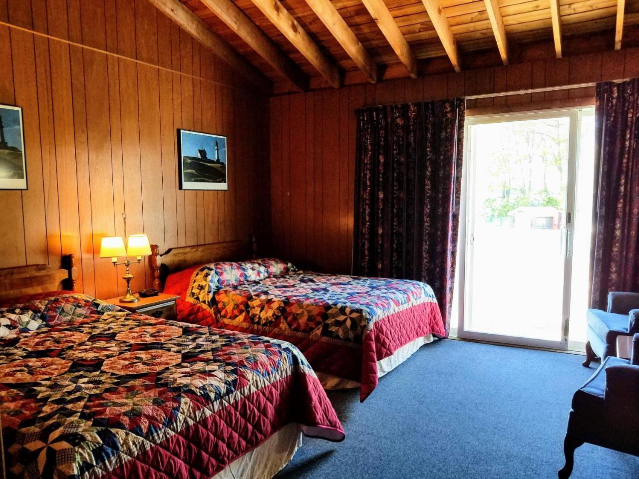 Smugglers Cove Inn Dayville Bagian luar foto